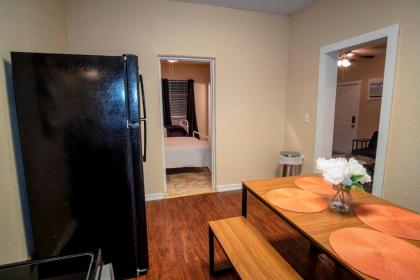 Cozy Downtown Guest House 2BR/1BA Sleeps 8 - image 2