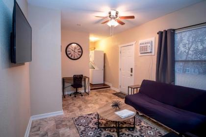 Cozy Downtown Guest House 2BR/1BA Sleeps 8 - image 3