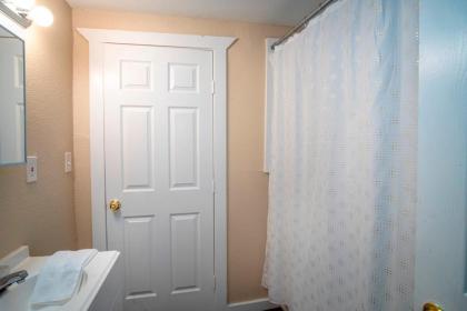 Cozy Downtown Guest House 2BR/1BA Sleeps 8 - image 4