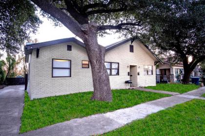 Cozy Downtown Guest House 2BR/1BA Sleeps 8 - image 5
