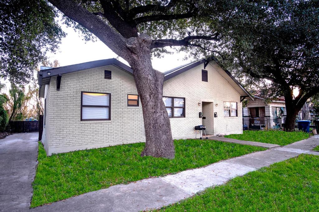 Cozy Downtown Guest House 2BR/1BA Sleeps 8 - image 5