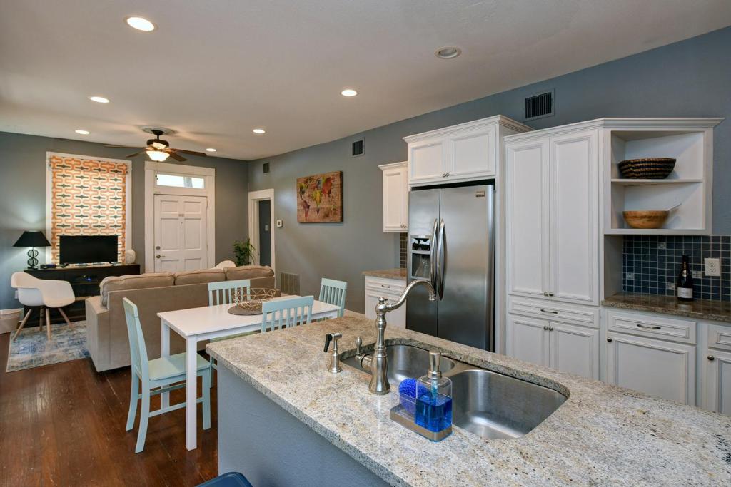 Cozy Downtown Historic House - Casa Verde - image 3