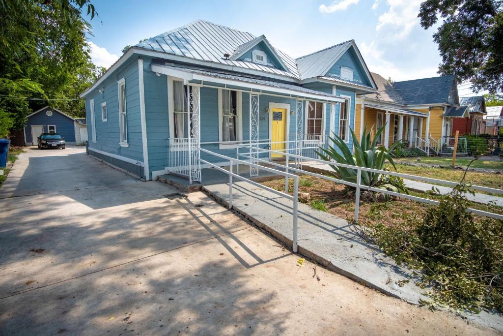 Remodeled Historic 1BR 1BA House Near Downtown - main image