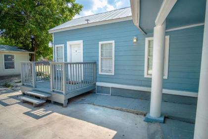 Remodeled Historic 1BR 1BA House Near Downtown - image 15