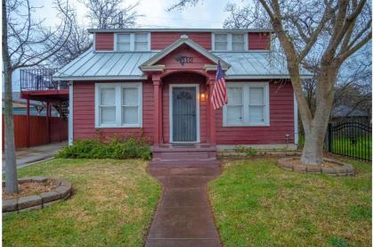the Highland House 5BR Huge Patio 2 miles to Dt Texas