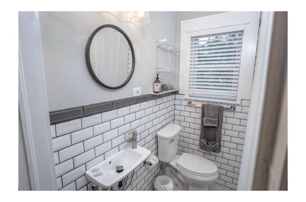 Remodeled Modern 1BR1BA Apt Near Downtown 5min Pearl - image 2