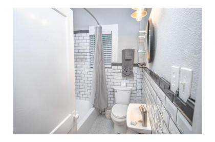 Remodeled Modern 1BR1BA Apt Near Downtown 5min Pearl - image 3