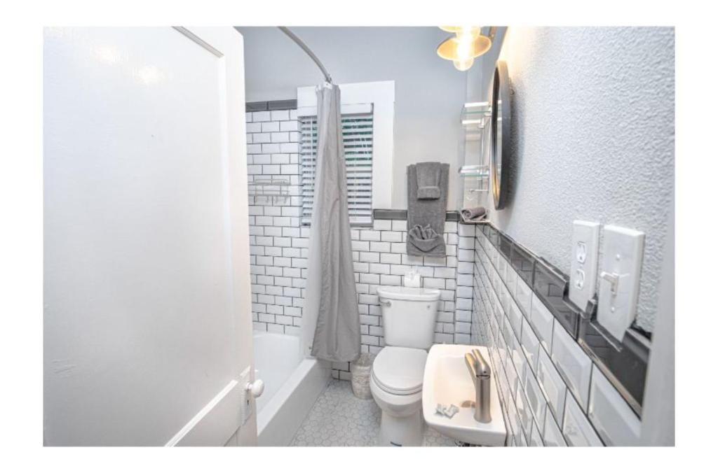 Remodeled Modern 1BR1BA Apt Near Downtown 5min Pearl - image 3