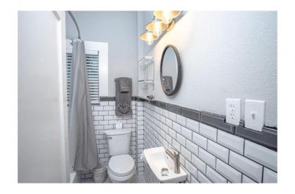 Remodeled Modern 1BR1BA Apt Near Downtown 5min Pearl - image 4