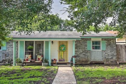 Vintage Hideaway Less than 6 miles to Lackland AFB San Antonio