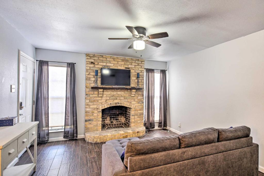 Updated San Antonio Gem - Walk to Restaurants - image 3