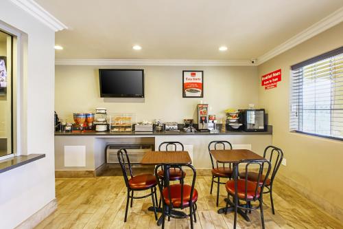 Econo Lodge San Bernardino I-215 - image 2