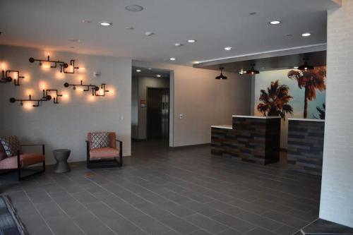 La Quinta Inn & Suites by Wyndham San Bernardino - image 3