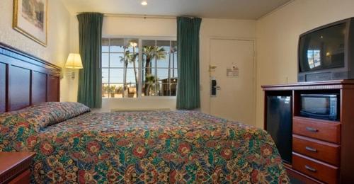 Orange Show Inn - image 5