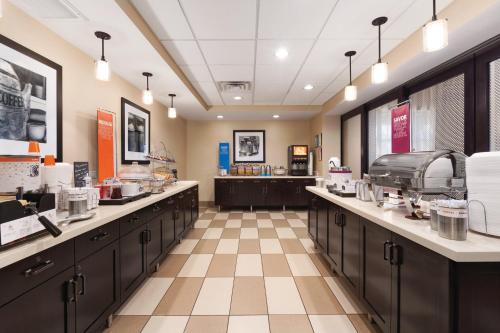 Hampton Inn & Suites San Bernardino - image 2