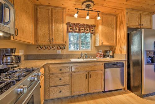 Remodeled Crestline Retreat Walk to Lake Gregory! - image 2