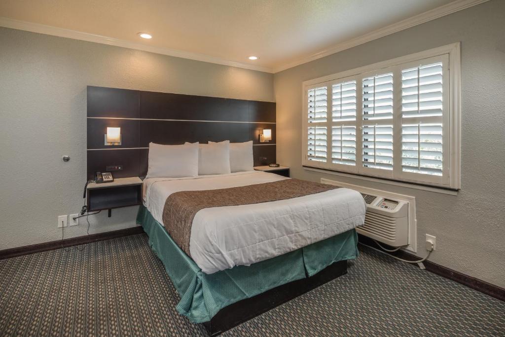 Bayhill Inn - image 5