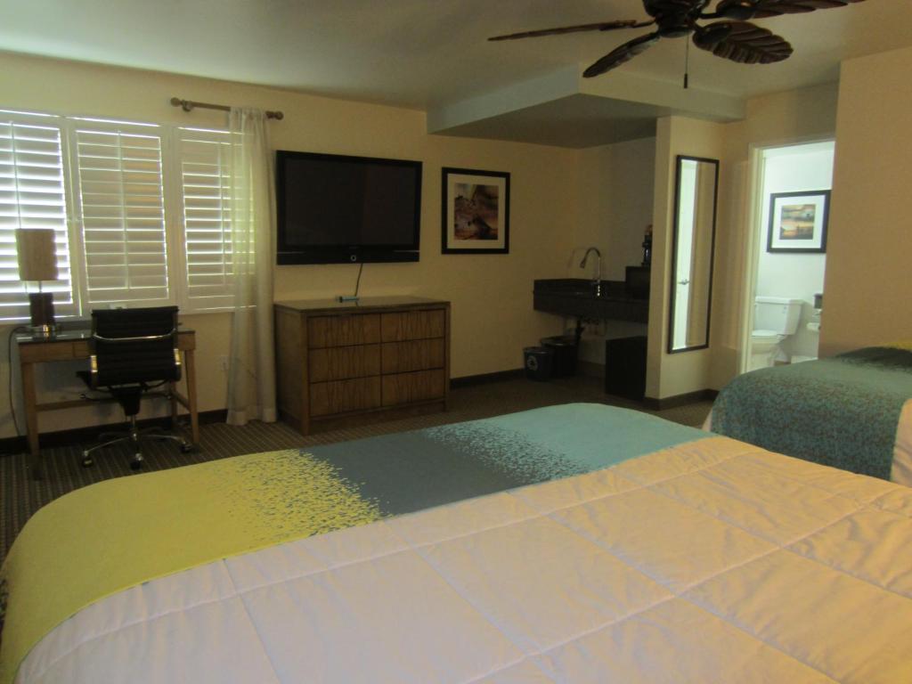 PB Surf Beachside Inn - image 4