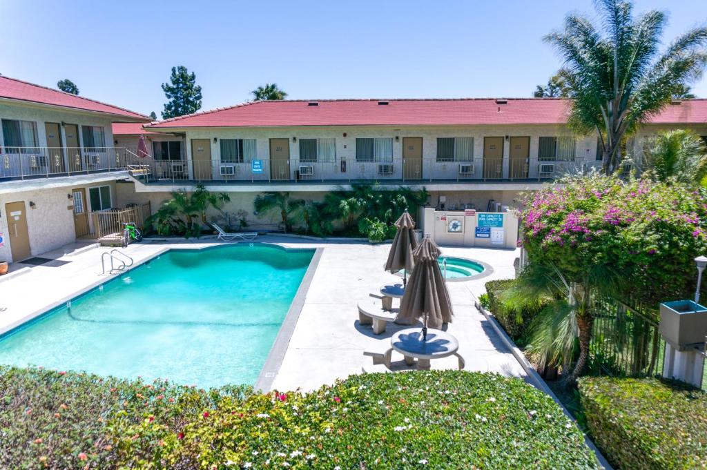 California Suites Hotel - main image