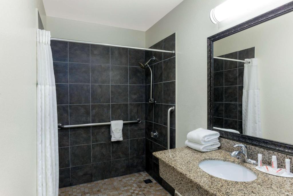 Super 8 by Wyndham San Diego Hotel Circle - image 2