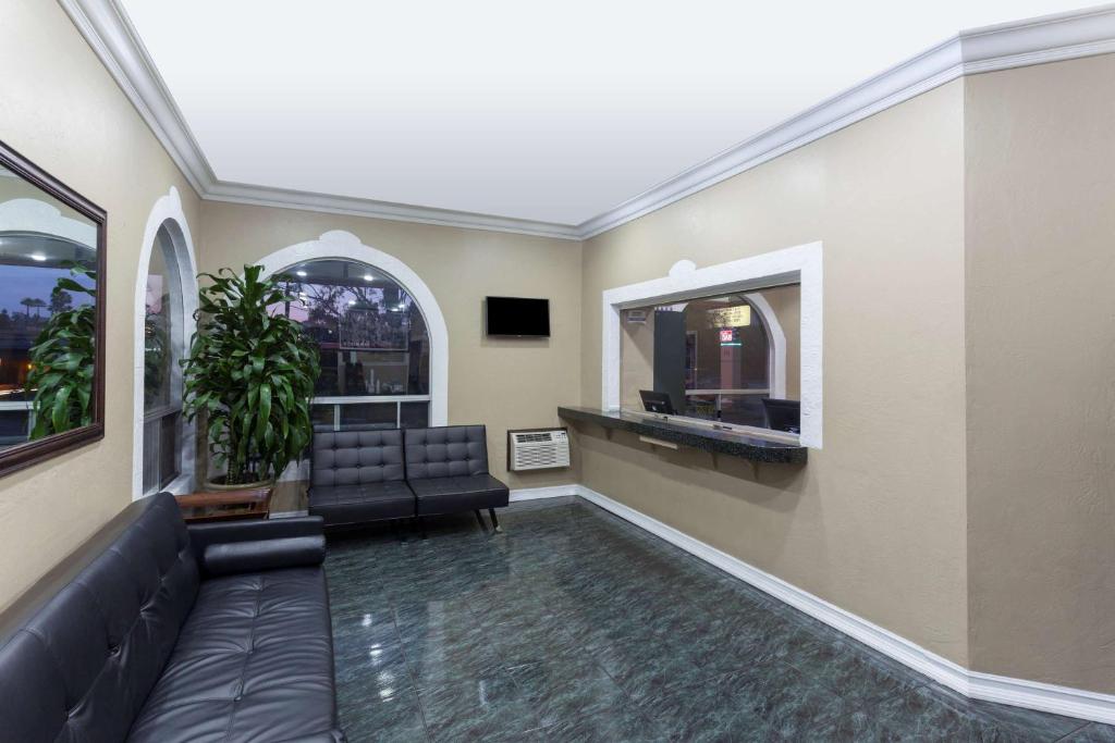 Super 8 by Wyndham San Diego Hotel Circle - image 3