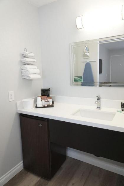 Riverleaf Inn Mission Valley - image 2