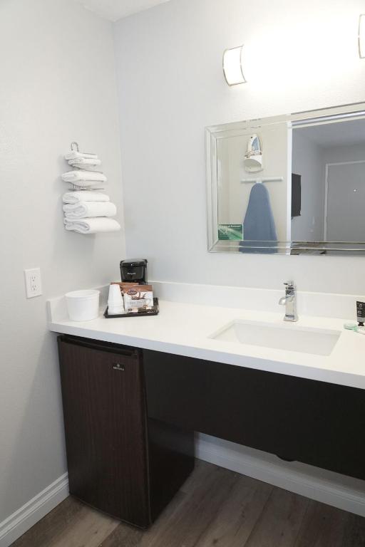 Riverleaf Inn Mission Valley - image 2