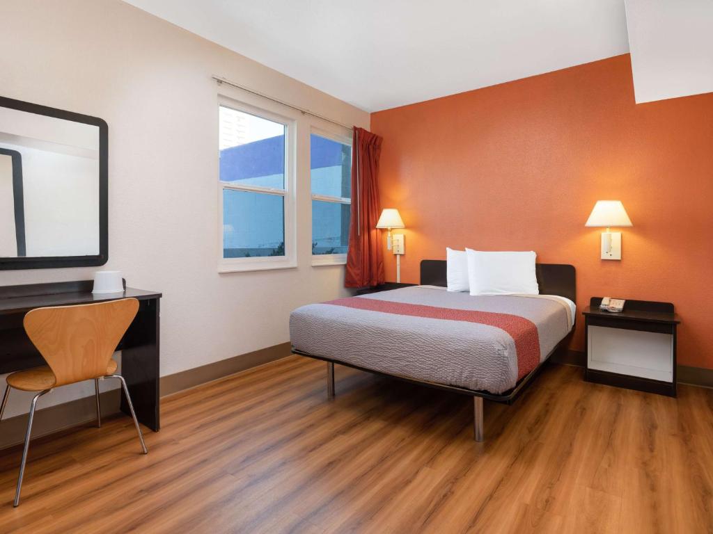 Motel 6-San Diego CA - Downtown - image 5