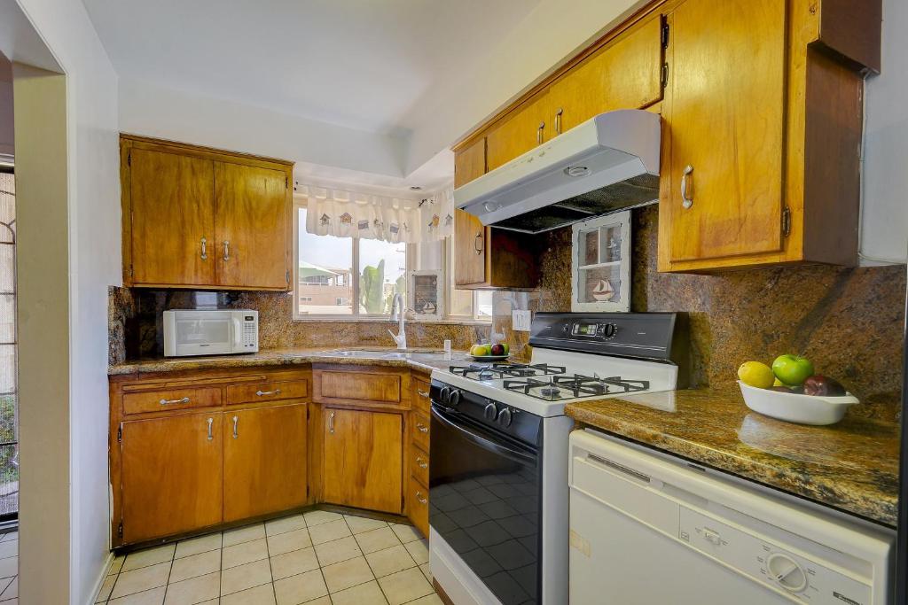 Mimi's and Nana's Beach House - image 3