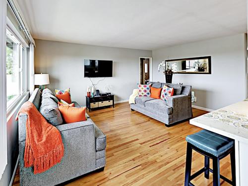 Contemporary Home Home - main image
