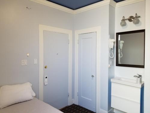 Twin Peaks Hotel - image 4