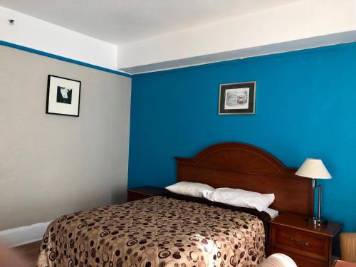 Admiral Hotel - image 4