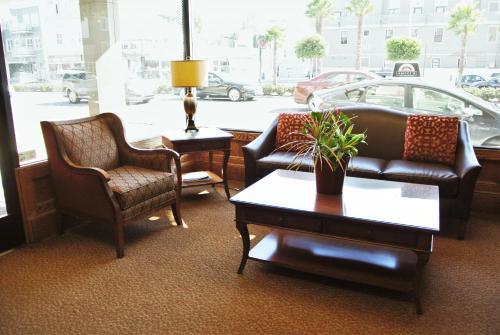 Cow Hollow Inn and Suites - main image