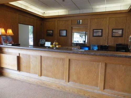 Cow Hollow Inn and Suites - image 4