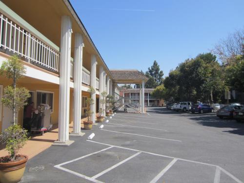 Caravelle Inn & Suites - main image