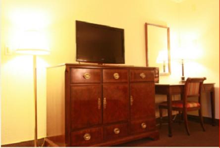 Caravelle Inn & Suites - image 3