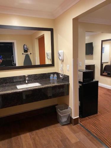 Convention Center Inn & Suites - image 5