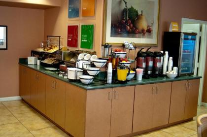 Lamplighter Inn & Suites - image 11