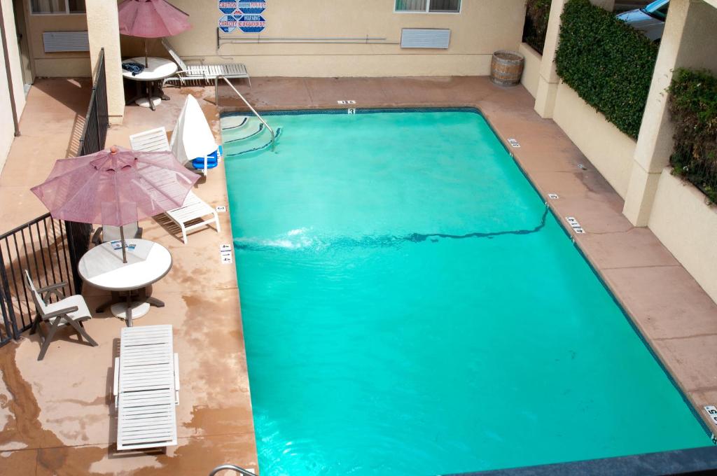 Lamplighter Inn & Suites - image 5
