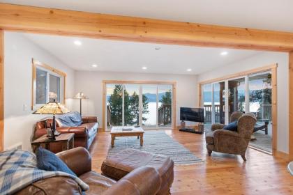 Lakefront Gem with Hot tub and Views - image 4