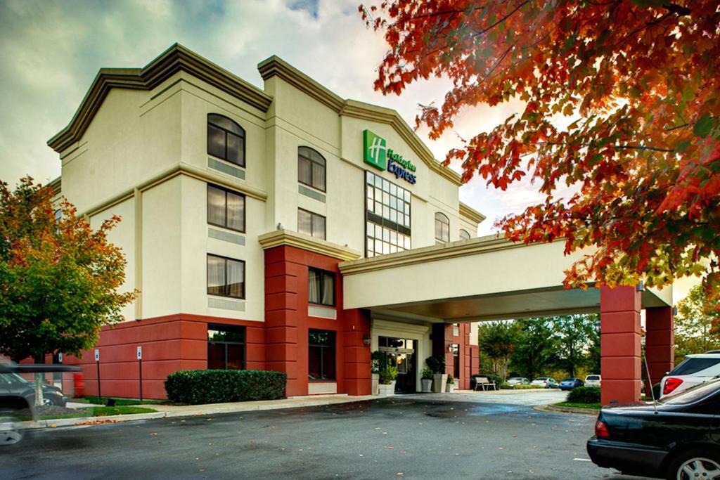 Holiday Inn Express Richmond Airport an IHG Hotel - image 3