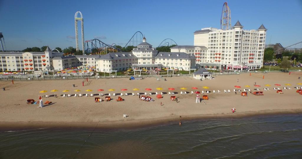 Cedar Point Hotel Breakers - main image