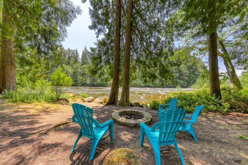Bob's Riverfront Retreat - main image
