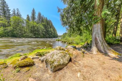 Bob's Riverfront Retreat - image 10