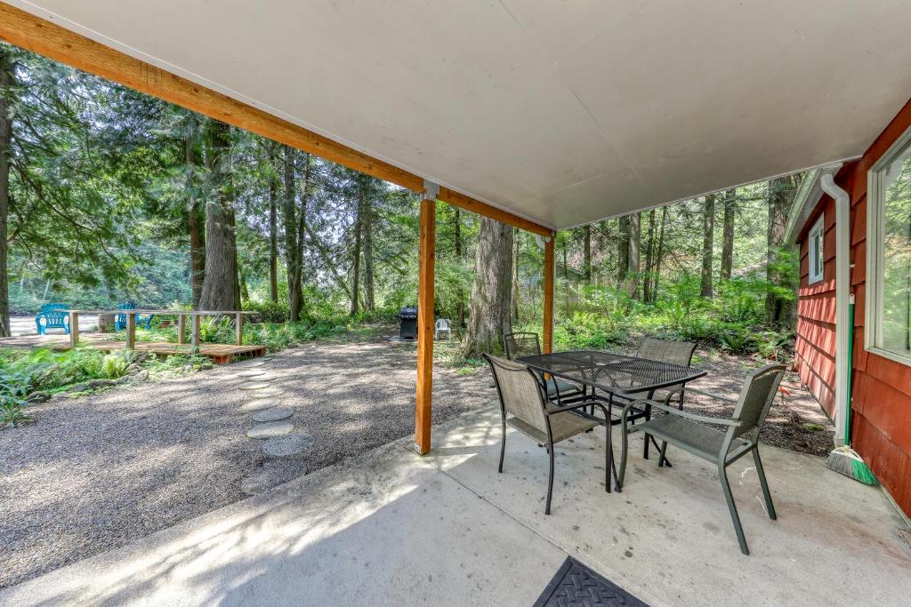 Bob's Riverfront Retreat - image 5