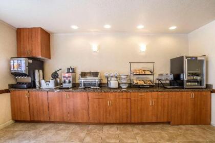 Econo Lodge Inn & Suites Sandy - image 10