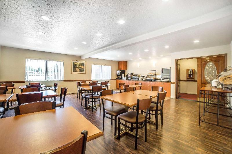 Econo Lodge Inn & Suites Sandy - image 5