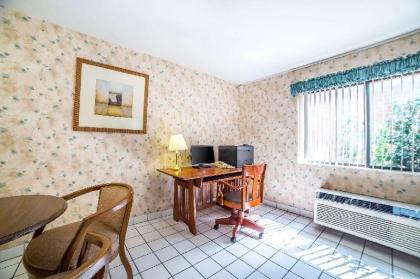 Econo Lodge Inn & Suites Sandy - image 9