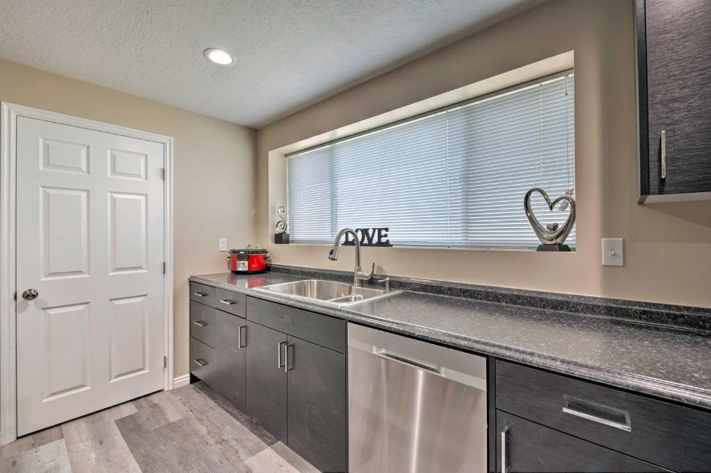 Pet-Friendly Sandy Abode - 14 Mi to Snowbird! - image 6