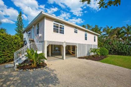 Stunning Newly Designed and Renovated Home seconds to the Gulf Of Mexico Florida